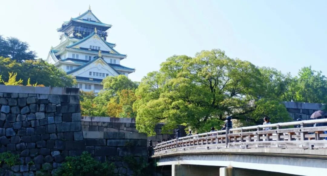 In just ten years, the number of Chinese people living in Osaka has increased dramatically...